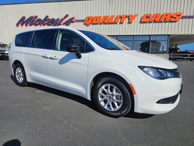 2023 Chrysler Voyager LX